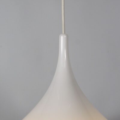white-plexiglas-trumpet-pendant-lamp-1980