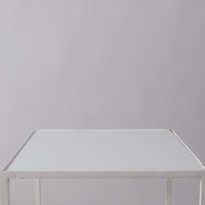 Floris-Fideldij-white-metal-table-glass-top